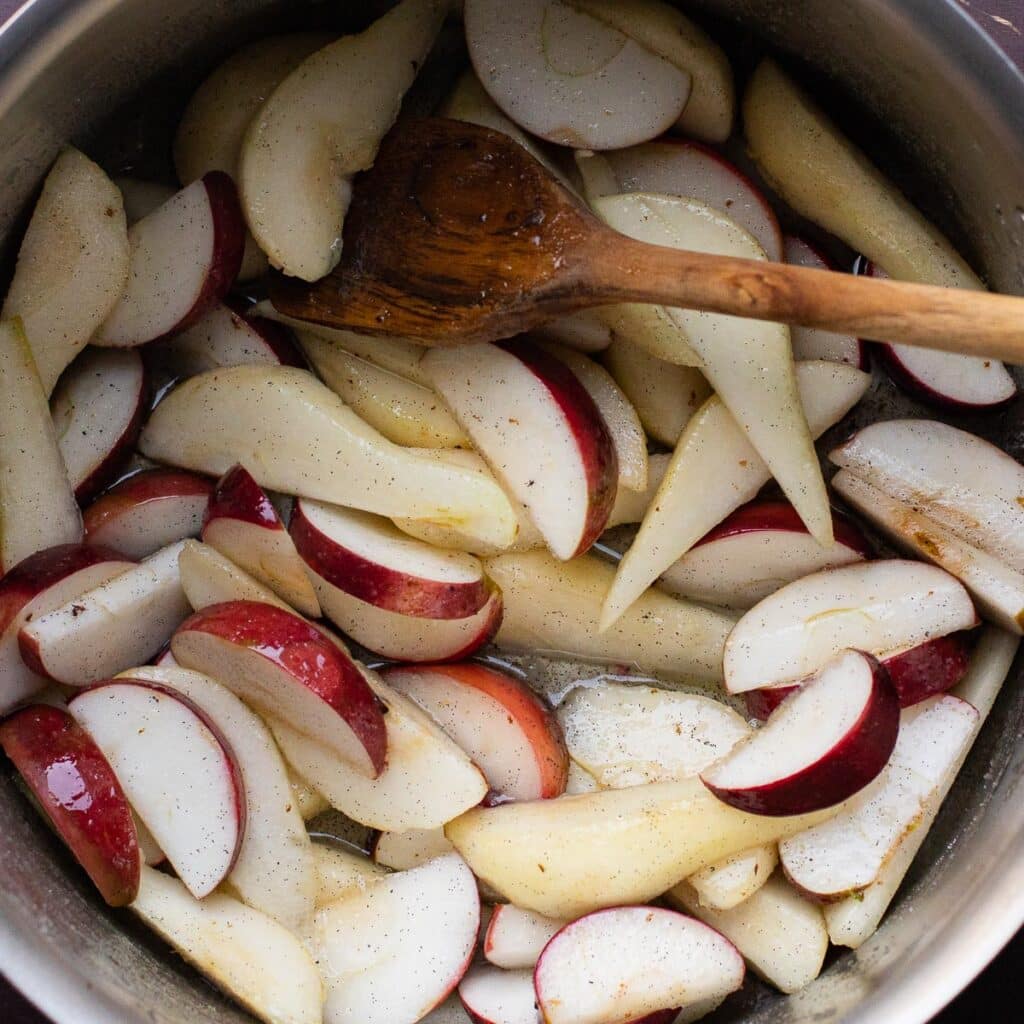 Sliced pears and apples with vanilla bean in a pot