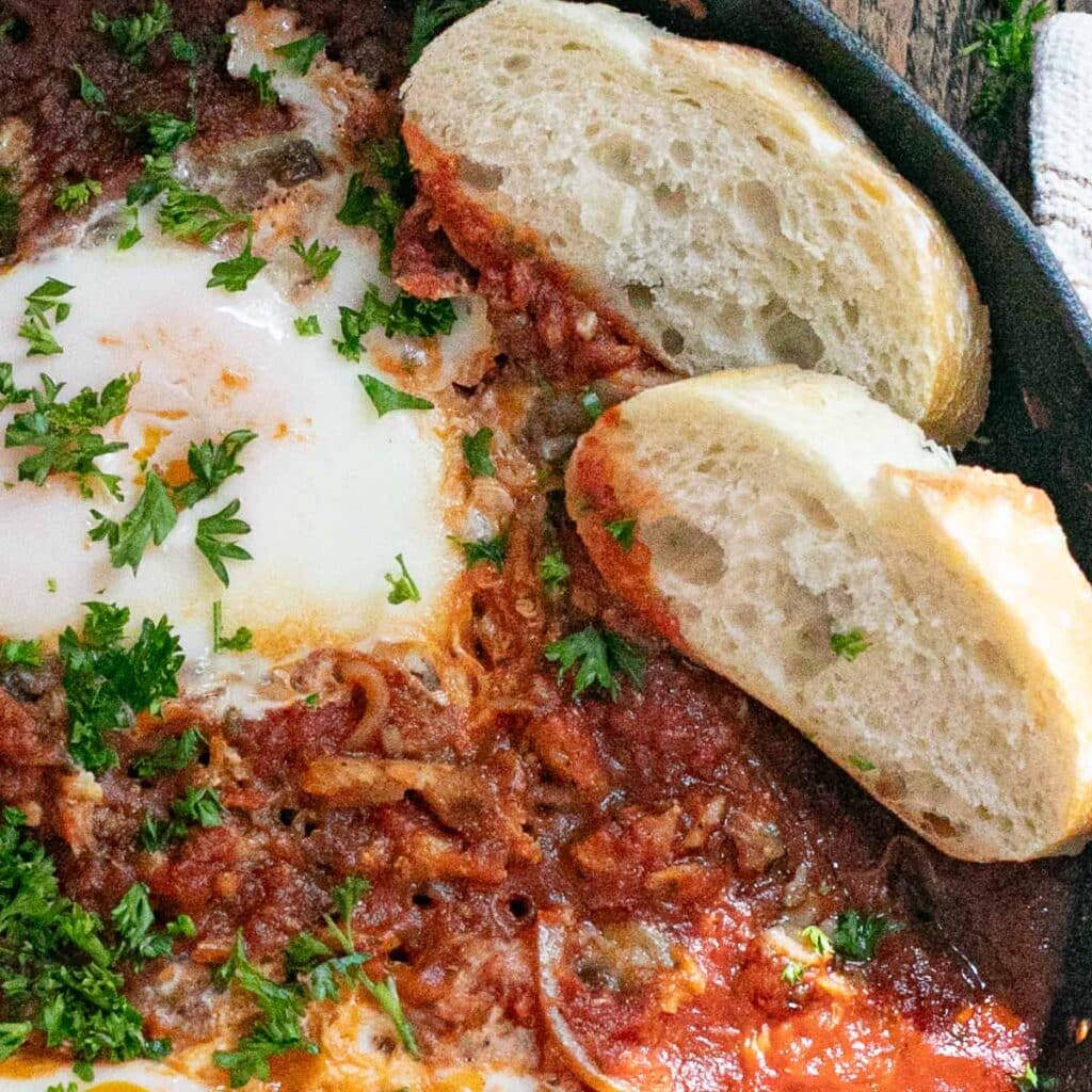 fisherman's eggs with sliced baguettes