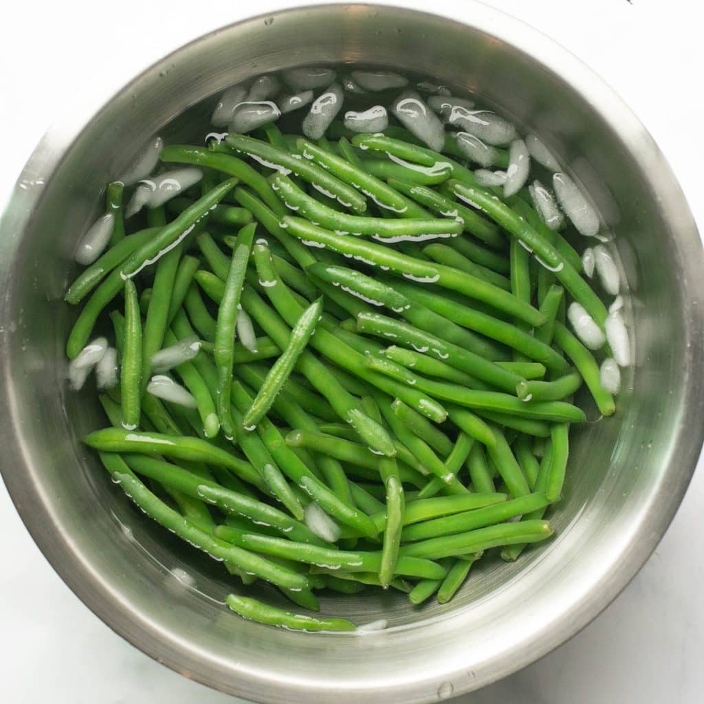 green beans in a bowl of ice water